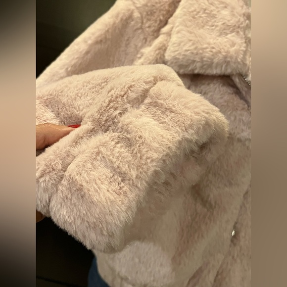 Faux fur cropped jacket. Front zipper, 2 pockets. Subtle pink. Size L. NWT - Picture 6 of 11